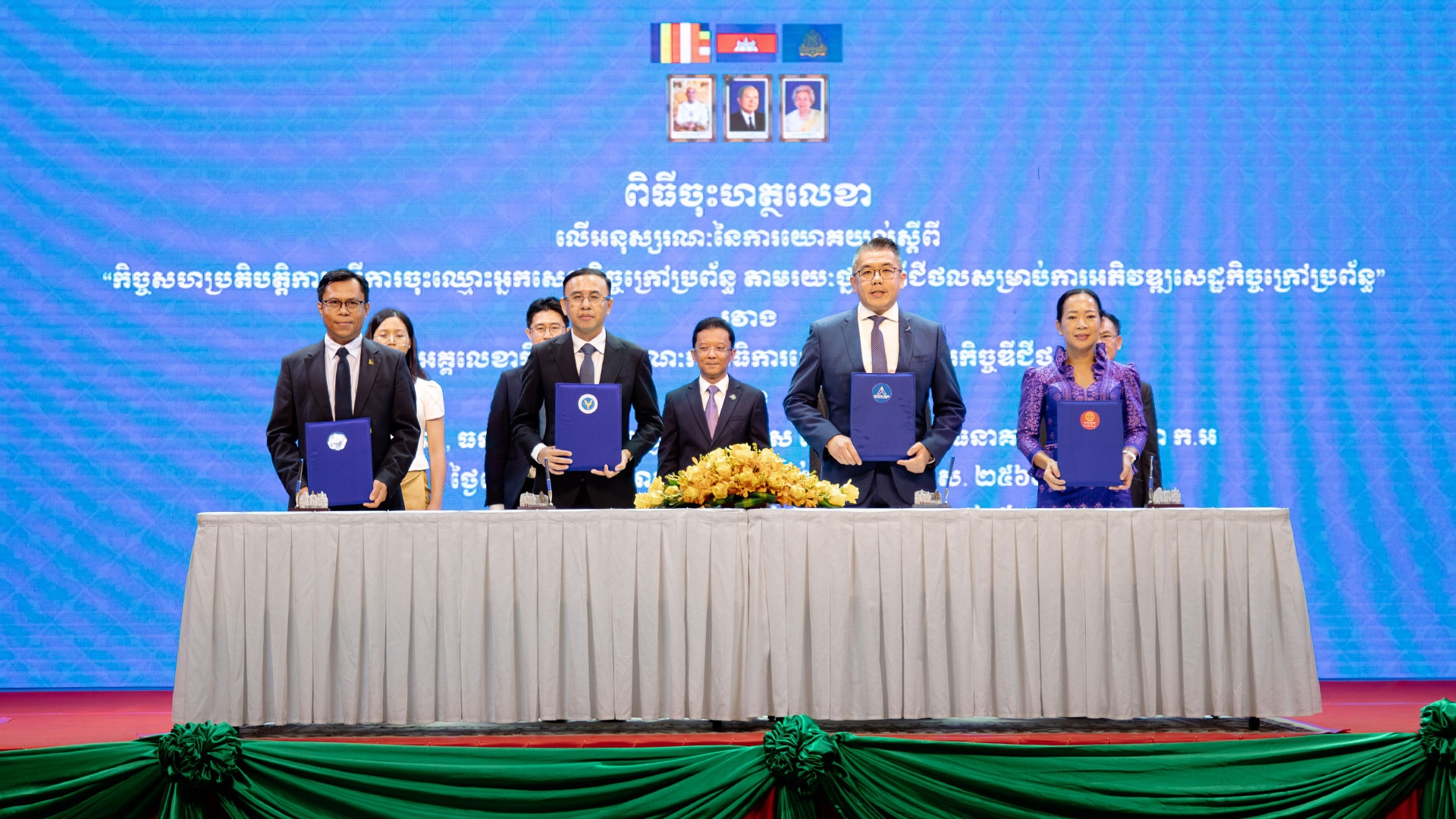 FTB and the General-Secretariat of the Digital Economy and Business Committee (GS-DEBC) signed an MoU to support the registration of Cambodia’s informal economy population through the Digital Platform for Informal Economy Development